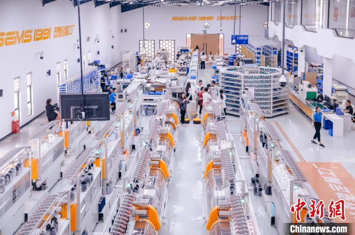 “高質(zhì)量發(fā)展調(diào)研行”主題采訪活動(dòng)來(lái)到福建莆田雙馳鞋業(yè)個(gè)性化定制示范工廠?！±钅宪?攝