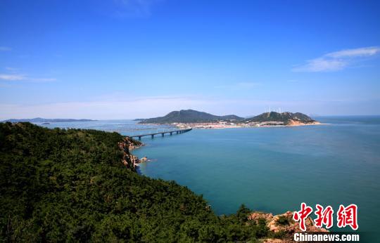 煙臺環(huán)境優(yōu)美、氣候宜人，遍布的海水浴場、濱海觀光景點為游艇帆船產(chǎn)業(yè)發(fā)展創(chuàng)造了條件。(資料圖) 楊兵 攝