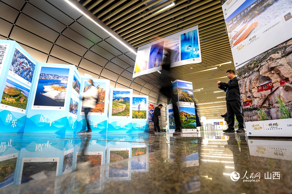 觀眾正在欣賞攝影作品。