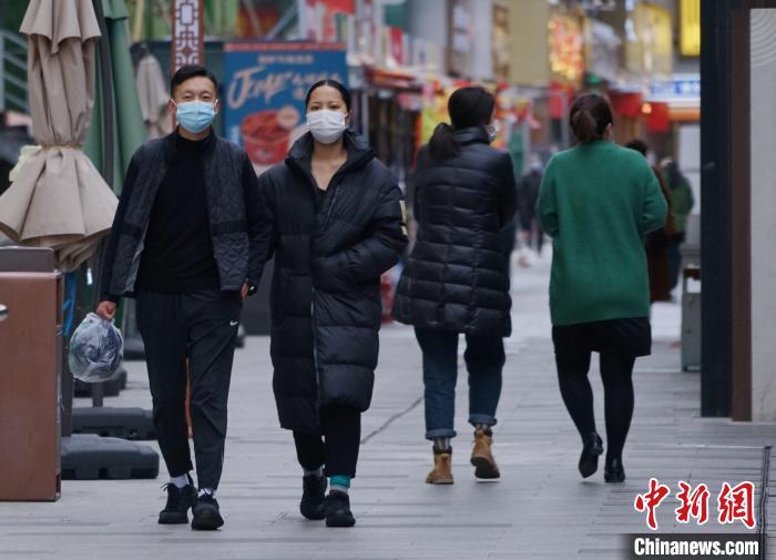 圖為市民穿羽絨服出行。　馬銘言 攝