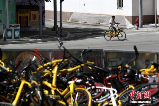 上?,F(xiàn)共享單車“墳?zāi)埂?堆積如山場面壯觀。 張亨偉 攝