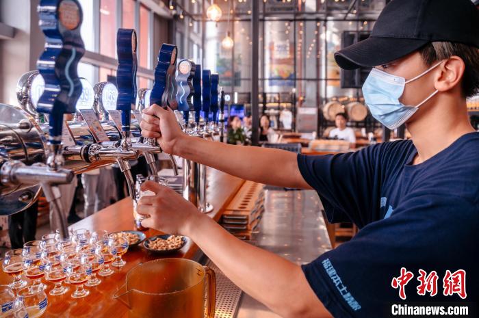 圖為百威雪津啤酒莆田基地工作人員正在打酒。　李南軒 攝